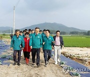 제방유실 현장 둘러보는 이한경 본부장