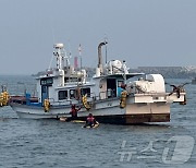 영덕 대진해수욕장 인근서 해양조사선 좌초… 승선원 3명 구조