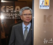 회장단 회의 참석하는 김택우