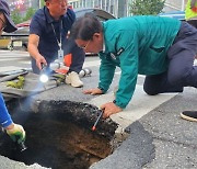 서교동 도로 침하 빠른 조치...박강수 마포구청장 현장 찾아