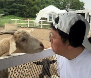 정형돈, 입으로 염소 먹이주기 포착‥♥한유라와는 신혼부부 케미