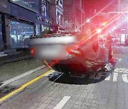 부산서 가로등 들이받고 車 뒤집히자 줄행랑 친 운전자…"추적 중"