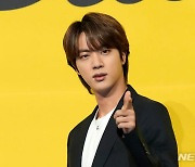 방탄소년단 진, 프랑스 국경일 14일에 파리올림픽 성화봉송