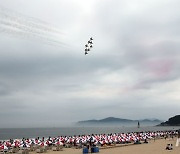 부산 해운대에 뜬 블랙이글스