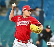 0-7→9-7 KIA 기세 잠재운 불혹의 2이닝 완벽투, 감독도 동료도 경의 "귀감이다"  [오!쎈 광주]