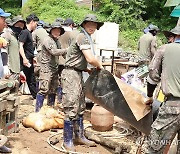 무더위에도 이어지는 수해복구 작업