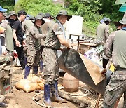 [르포] "수재민 아픔 비하면 더위쯤이야" 땀으로 물든 수해복구 현장