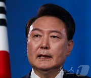 [속보]尹 "북한, 탈북 막기 위해 지뢰 매설…반인륜적 행태"