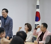 주먹 쥔 나경원과 김기현