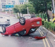 울산서 50대 운전자 가로수 들이받고 차량 전복…병원 이송