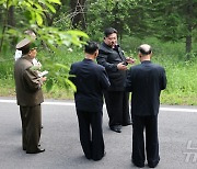 北 김정은, 삼지연 건설사업 현지 지도…"관광지구로 훌륭히 꾸려야"