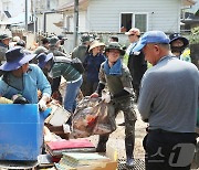 수해 복구 구슬땀 흘리는 봉사자들