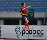 [현장리뷰]'이동경 결승골' 김천 상무 1위 탈환, '박진섭 퇴장+슈팅 1개' 전북 현대 4-0 제압