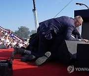 [속보] "트럼프 얼굴에 피 묻은 듯 보여…부상"<외신>