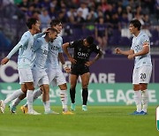 K리그2 선두 안양, 감독 바뀌는 부산에 0-2 패배