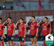 '이동경 PK 데뷔골' 김천, '박진섭 퇴장' 전북 4-0 꺾고 1위 탈환...7기 전역생들 웃으며 안녕[오!쎈 현장]