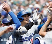 오타니, MLB 통산 200홈런 고지 등극…LAD는 5점 리드 못 지키고 충격패