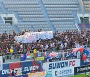 '주접떠는 축구협회, 한국축구의 양심 박주호' K리그 경기에도 걸개 내걸렸다[수원 현장]