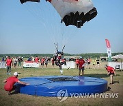 정밀강하 실시하는 특전사 여군팀