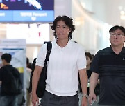 [포토]공항 도착한 홍명보 축구대표팀 감독