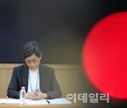 [포토]생각에 잠긴 강희경 서울대 교수 비대위원장