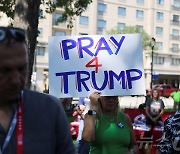 [포토] "pray for Trump" 플래카드 든 트럼프 지지자