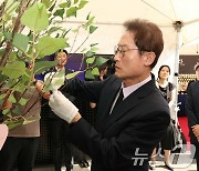 서이초 1주기…조희연 "학교 현장과 법·제도 간격 좁히겠다"