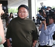 검찰 자진 출석하는 '쯔양 협박' 의혹 유튜버 구제역