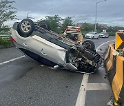 가락IC서 차량 전복 사고...'빗길에 미끄러져'