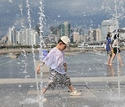 ‘폭염특보’ 중부는 체감 33도…남쪽엔 천둥·번개에 장맛비