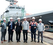 U.S. ambassador tours HD Hyundai shipyard eyeing Navy collaboration