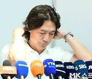 질문 듣는 홍명보 감독 [MK포토]