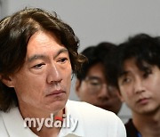 [MD포토] 홍명보 감독 '귀 기울여 듣겠습니다'