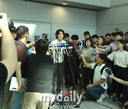 [MD포토] 홍명보 감독 공항 인터뷰 '엄청난 취재 열기'