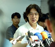 [MD포토] 홍명보 감독 '엄청난 압박감 속에서 보여준 미소'