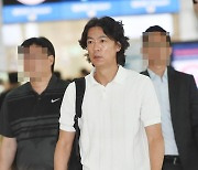 홍명보 감독, 외국인 코칭스태프 선임 관련 업무차 출국 [포토엔HD]