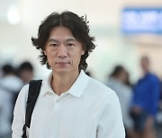 '논란 속 출국' 홍명보, 대표팀 감독 선임 논란에 "제 인생 마지막 도전, 많은 분들 응원해 주셨으면"