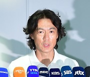 [ST포토] 홍명보 감독, 최재진과 인터뷰