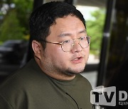 구제역, '황금폰' 검찰에 제출한 뒤 1시간여 만에 귀가 [TD현장]