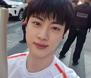 방탄소년단 진, 주제파악 잘하네... 올림픽 성화봉송 셀카 올리고 "잘생겼다" 셀프칭찬