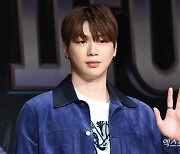 '강다니엘 명예훼손' 탈덕수용소, 불출석에 결심공판 연기…"또 안나오면 구속"