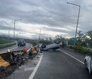 남해2지선서 SUV가 중앙분리대 충격후 전복…70대 운전자 부상