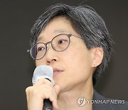 취재진 질문에 답하는 강희경 위원장