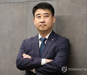 포즈 취하는 이혁준 나이스신용평가 본부장