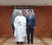 진우스님 예방한 우원식 국회의장