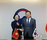 베트남 내무부 장관과 인사하는 이상민 장관