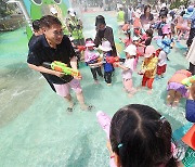 어린이들과 물놀이하는 정문헌 종로구청장