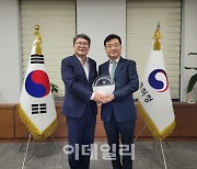 MLB “韓 특허청의 지재권 보호활동 고마워요”…감사패 전달