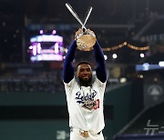 다저스 에르난데스, '오타니·저지 빠진' MLB 홈런 더비서 우승