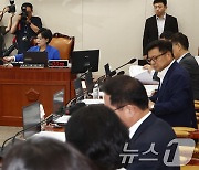 의사봉 두드리는 최민희 과방위원장